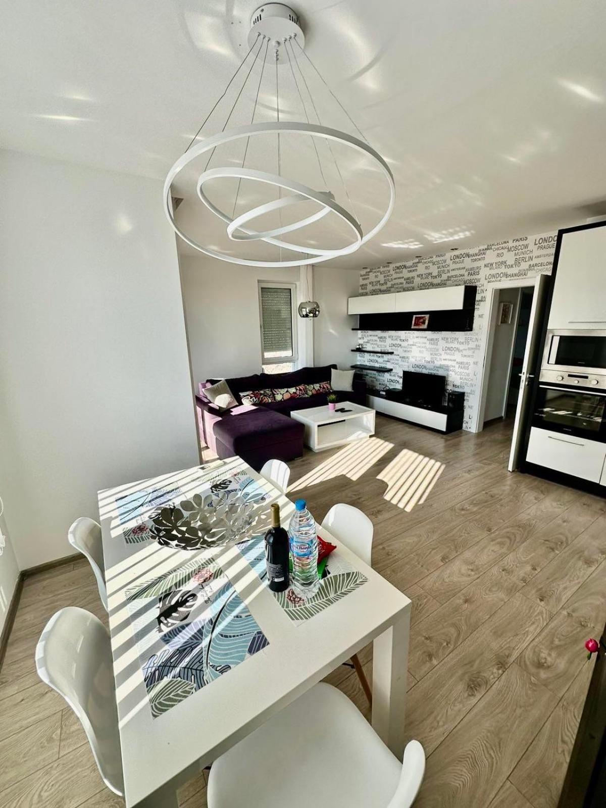 Briz Apartment; 2 Bdr; 6 Guests; Private Parking Varna ภายนอก รูปภาพ